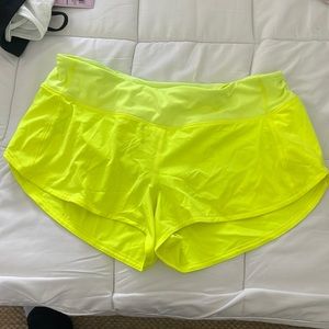Size 8 speed up lululemon shorts worn once. 2.5 inch